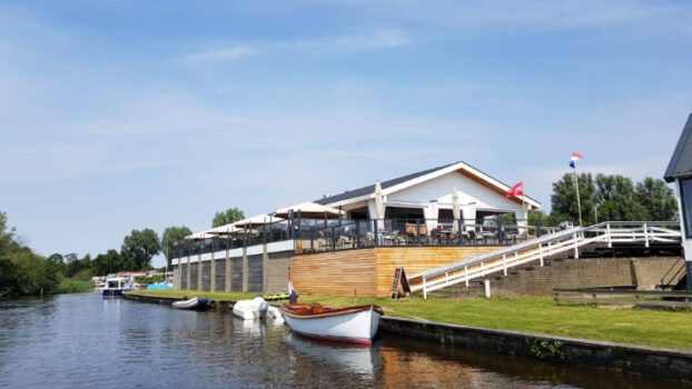 Paviljoen De Leine gezien vanaf het Zuidlaardermeer