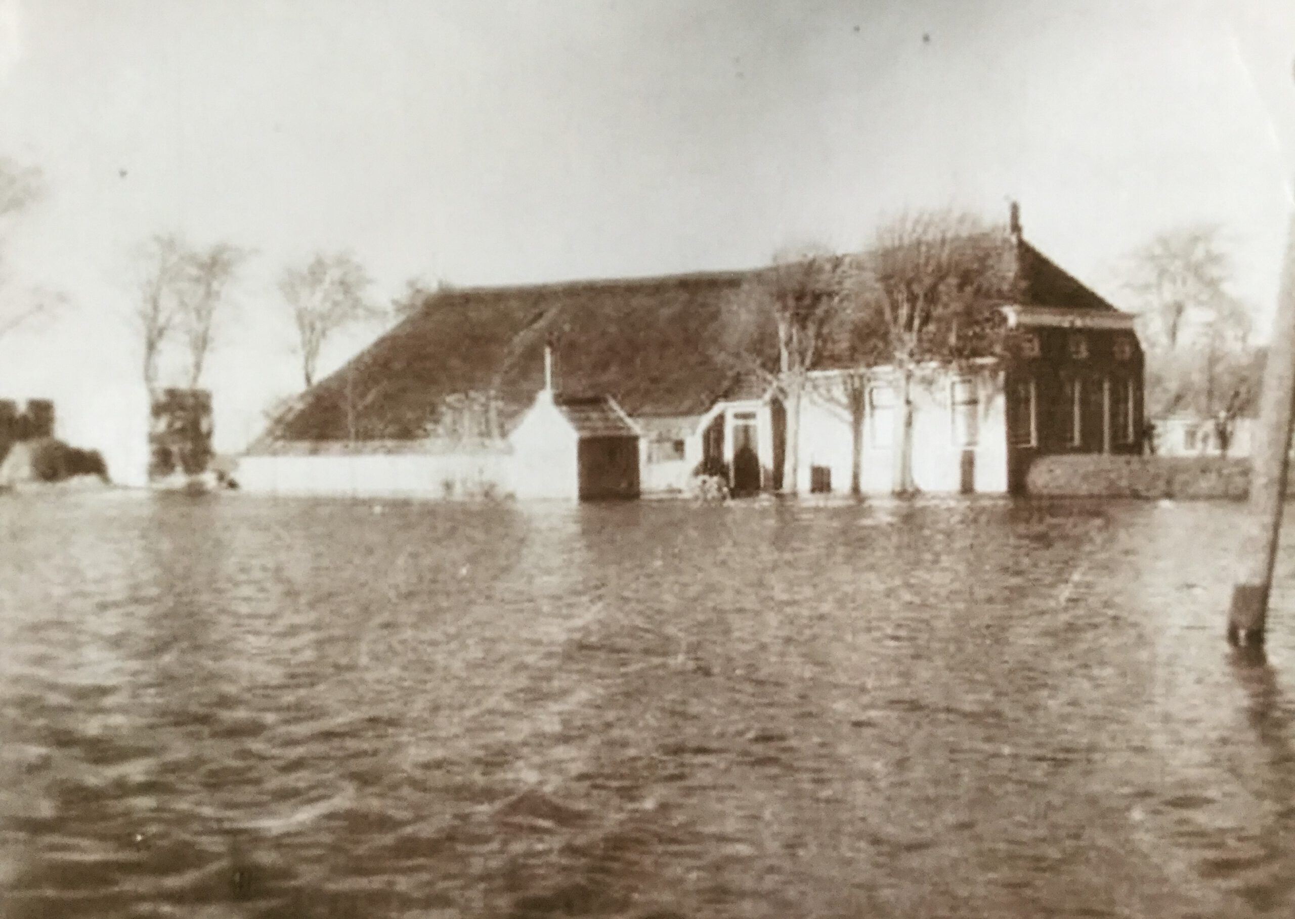 Plekken van herinnering, ondergelopen boerderij