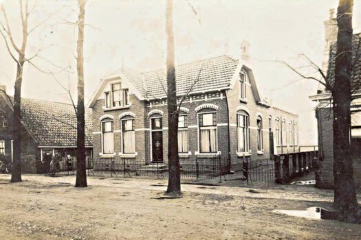 7. Meint Veningastraat 47: School met de bijbel