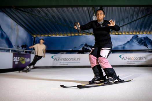 Skiërs in actie op de baan