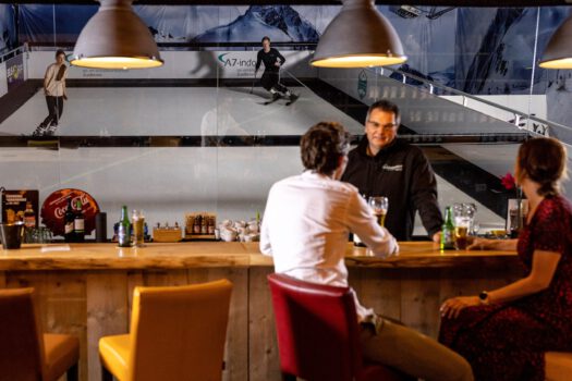 Zicht op de baan vanuit de bar