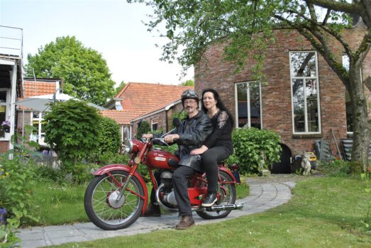 Lammert Boerma en partner op de Sparta motorfiets uit 1953