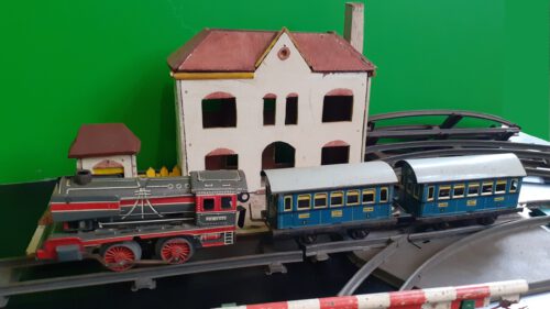 speelgoed station met trein en wagons