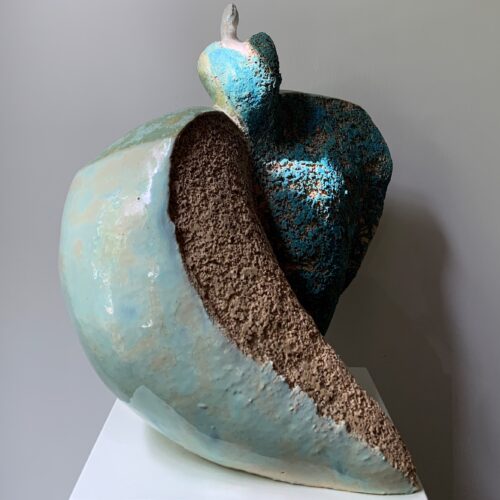 Steengoed keramiek, uit de serie Women on the move, hoogte 45cm