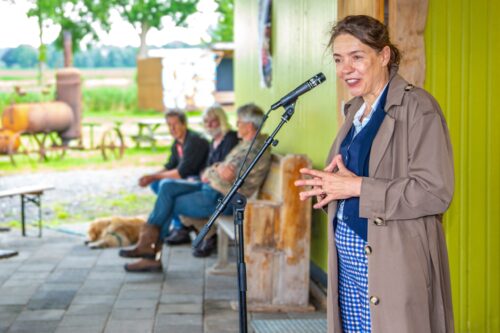 `t Roege Pad, gedeputeerde Susan Top bij Kultuureiland Damsterplas op 26 juni 2025 - foto Wilco van der Laan